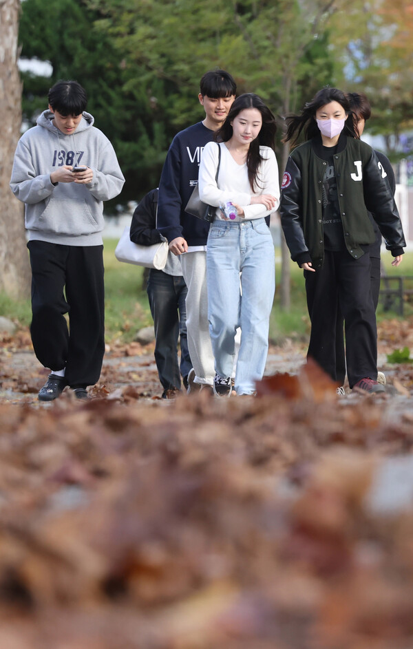 새벽부터 돌풍을 동반한 소나기가 내려 전국적으로 기온이 급격히 떨어진 6일 전북대학교 캠퍼스에서 학생들이 강한 바람으로 떨어진 낙엽을 밟으며 움츠러든 모습으로 걸어가고 있다.