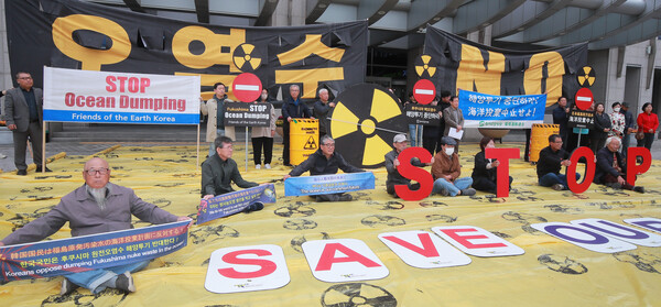 전북환경운동연합,탈핵에너지전환 전북연대 등은 9일 전북도청 앞에서 일본 정부의 후쿠시마 오염수 3차 방류를 규탄하는 기자회견을 갖고 중단을 촉구하는 퍼포먼스를 하고 있다./이원철기자