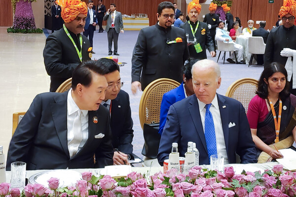 윤석열 대통령이 지난 9월 9일(현지시간) 인도 뉴델리 바라트 만다팜 국제컨벤션센터에서 열린 주요 20개국(G20) 정상회의 갈라 만찬에서 조 바이든 미국 대통령과 대화를 나누고 있다. /대통령실 제공.