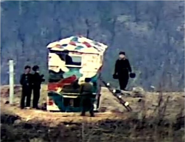 국방부는 지난 24일 북한이 동부전선 최전방 소초(GP)에서 감시소를 복원하는 정황을 지상 촬영 장비와 열상감시장비(TOD) 등으로 포착했다고 27일 밝혔다. 사진은 북한군이 목재로 구조물을 만들고 얼룩무늬로 도색하는 모습./국방부 제공