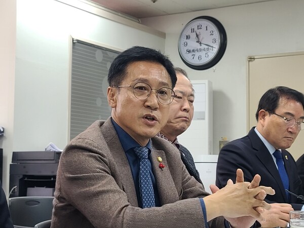 신영대의원이 28일 4년 의정생활에 대한 기자회견을 하고 있다.
