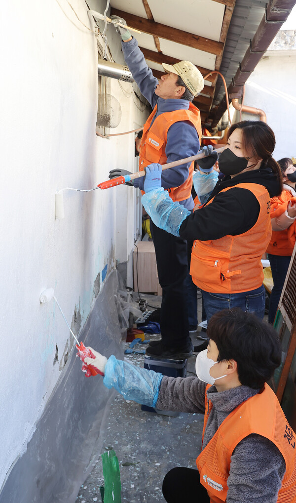 시민참여 집수리학교 관계자들이 4일 전주시 완산구 일원의 한 어르신의 낡은 주택을 찾아 집수리 봉사활동을 진행했다. 학교 학생들이 주택 외벽에 페인트 칠을 새로 하고 있다.