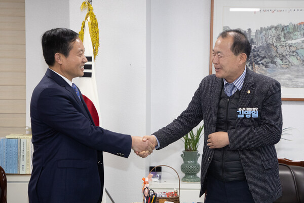 김영일(사진 오른쪽) 군산시의회 의장이 판스여우(사진 왼쪽) 중국 옌타이시 부주임의 예방을 맞이하고 있다.