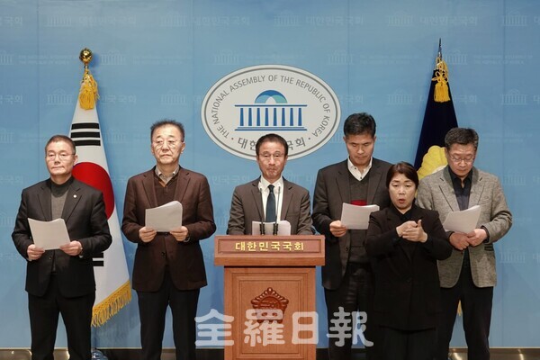 더불어민주당 소속 전북 국회의원 8명이 중앙선거관리위원회 산하 국회의원선거구획정위의 선거구획정안에 반대하는 기자회견을 진행하는 모습.