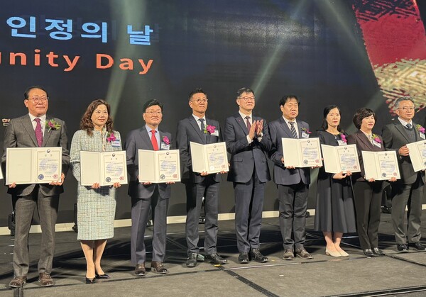 김소영(사진 왼쪽에서 오른쪽으로 일곱번째 ) 동군산병원 부장이 8일 보건복지부 주관 '지역사회공헌 인정의 날' 행사에서 3년 연속 ‘지역사회 공헌' 인정으로  병원을 대표해 장관 상을 수상하고 있다.
