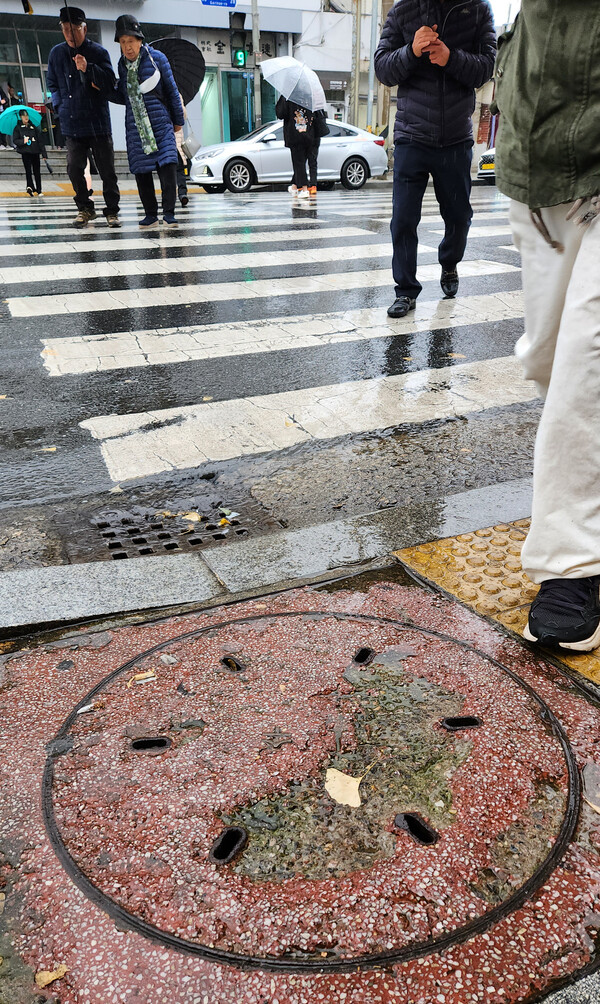 전주시내 곳곳에 설치된 콘크리트 맨홀의 일부가 균열 등으로 인해 보행자들의 안전을 위협하고 있다./이원철기자