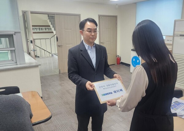 채이배 전 의원이 13일 군산시 선관위원회에서 국회의원 예비후보자 등록서류를 제출하고 있다.