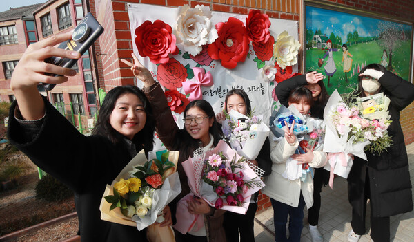 2023학년도 제28회 전주중산초등학교 졸업식을 마친 후 선생님과 졸업생들이 함께 환한 미소를 지으며 추억의 기념사진을 찍고 있다./이원철기자