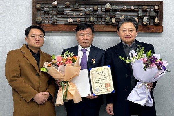 박성윤 (주)서해환경 대표가 노사문화유공 ‘대통령표창’ 수상한 뒤 기념촬영을 하고 있다.