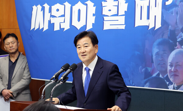 정동영 전 장관이 2일 전북도의회 기자회견장에서 전북 병 출마 선언 기자회견을 열고 포부를 밝히고 있다.