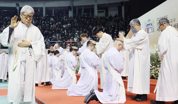 2024년 천주교 전주교구 사제·부제 서품식이 열린 11일 전주실내체육관에서 사제단이 안수하고 있다.
