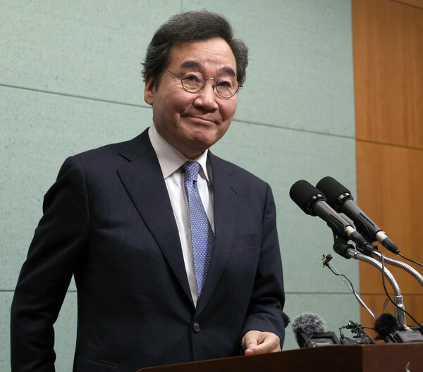 이낙연 새로운미래 인재영입위원장이 21일 전북도의회에서 열린 기자회견에서 질문을 받고 있다. /연합뉴스