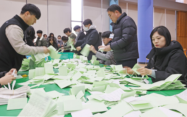 제22대 국회의원선거 수검표 시연이 진행된 24일 전주대학교 스타센터에서 전북특별자치도 선거관리위원회 관계자들과 관련 공무원들이 개표 시연을 하고 있다.