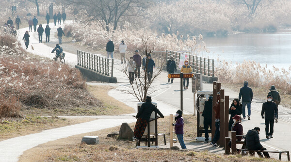 전북지역의 낮 기온이 영상을 회복하면서 포근한 날씨를 보인 30일 전주 삼천천변에 산책을 나온 시민들로 붐비고 있다./이원철기자