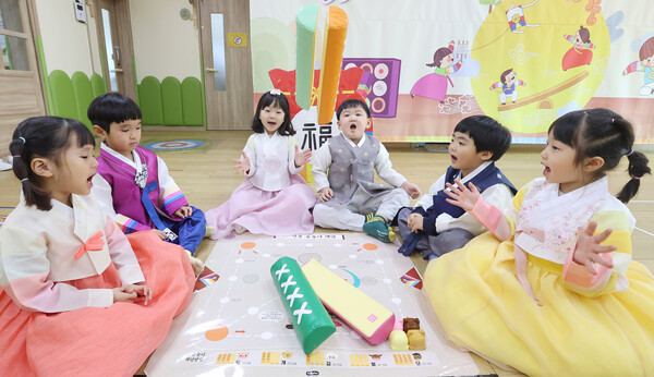 설 명절을 이틀 앞둔 7일 전북특별자치도청어린이집에서 아이들이 한복을 차려 입고 윷놀이를 하고 있다.