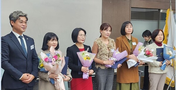 김은경(왼쪽에서 3번째) 김제가족센터 팀장이 지난달 26일 서울 한국가족센터협회 정기총회에서 한국가족센터협회장상을 수상했다.
