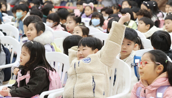전국의 학교가 새 학기를 맞은 4일 전주시 양현초등학교에서 한 신입생 어린이가 지루한 듯 기지개를 켜고 있다.