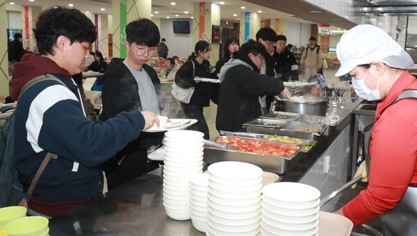 5일 전북대학교 후생관에서 신학기 개강을 맞은 학생들이 천원의 밥상 아침밥을 배식 받고 있다./이원철기자