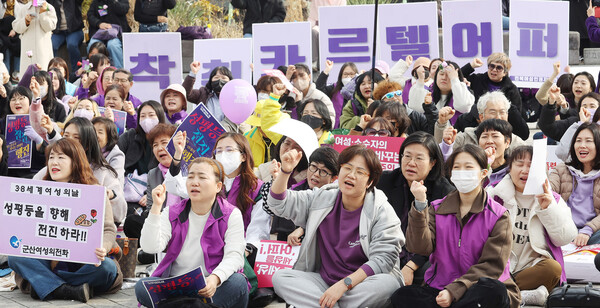세계 여성의 날 기념 제23회 전북 여성대회가 열린 6일 전주시 풍남문광장에서 각 여성단체 회원들이 성평등 구호를 외치고 있다.