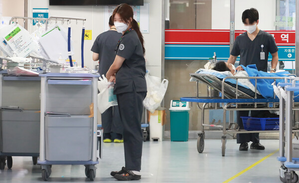정부의 간호사 업무 범위 확대 지침이 내려진 가운데 8일 전주 예수병원 응급의료센터에서 간호사들이 업무를 보고 있다./이원철기자
