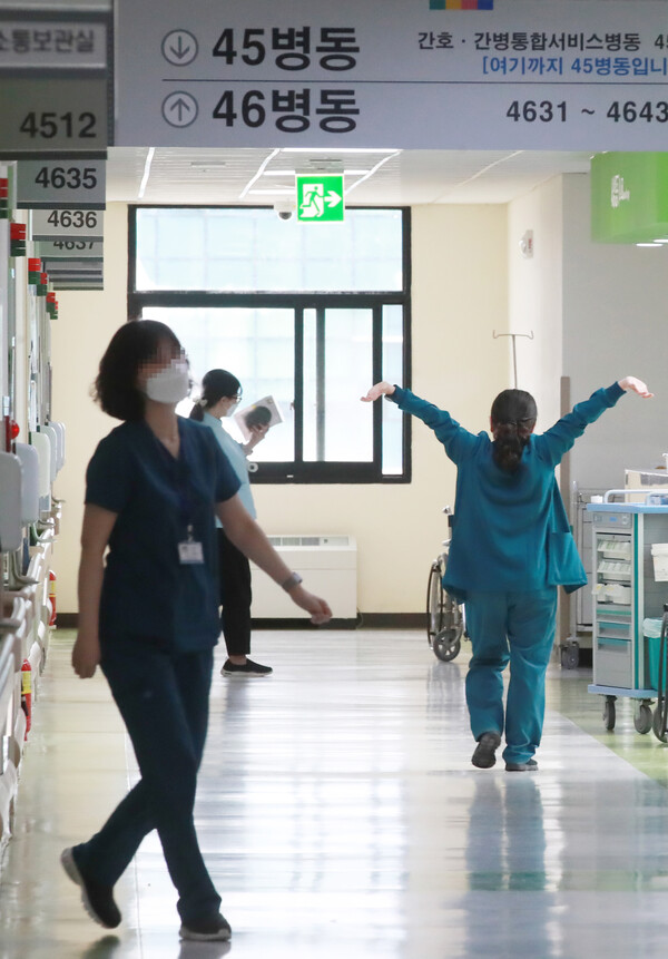 전공의 집단 사직이 장기화 되면서 의료대란이 우려 되고 있는 가운데 11일 전북대학교 병원 한 간호병동에서 간호사들이 분주하게 이동하고 있다./이원철기자