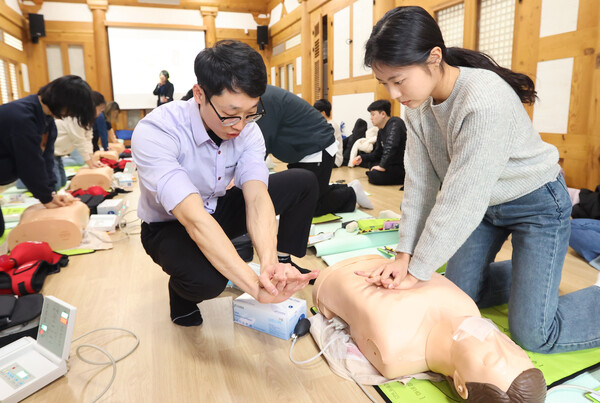 전북대학교 2024년도 1학기 응급처치 실습교육이 시작된 12일 전주시 전북대학교 심천학당에서 교육에 참가한 학생들이 실습을 하며 심폐소생술을 익히고 있다.