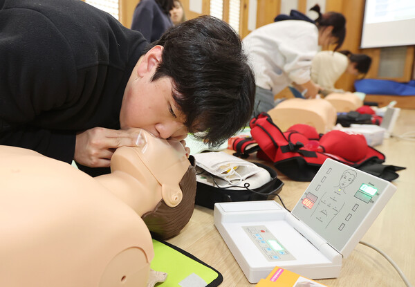전북대학교 2024년도 1학기 응급처치 실습교육이 시작된 12일 전주시 전북대학교 심천학당에서 교육에 참가한 한 학생이 실습을 하며 심폐소생술을 익히고 있다.