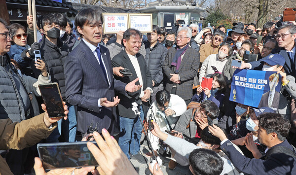 조국 조국혁신당 대표가 13일 전주한옥마을을 방문해 시민들과 인사를 나누고 언론과 질의응답을 진행하고 있다.
