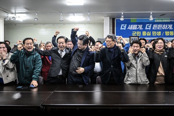 안호영 예비후보가 지난 13일 경선 승리 소식을 접하며 지지자들과 함께 흥겨워 하는 모습.
