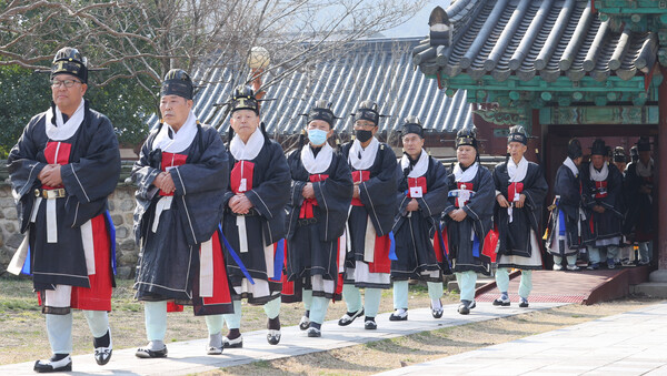 2024 전주향교 춘기석전대제가 봉행된 14일 전주향교 대성전에서 관계자들이 석전대제 봉행 전 장내로 들어서고 있다.