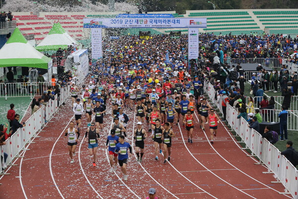 지난 2019년 열린 군산 새만금 국제마라톤대회의 출발 모습. (사진제공=군산시)