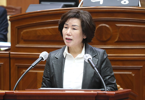 박혜숙 의원이 도시공원 수목관리에 대해 발언하고 있다.