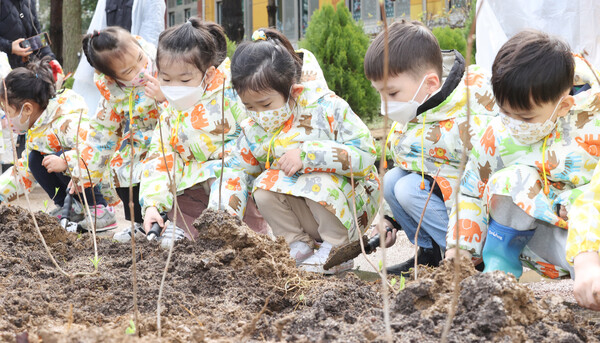 식목일을 일주일 가량 남긴 26일 전주시 하늘공원에서 제79회 식목일 기념행사가 개최돼 어린이들이 나무를 심고 있다.