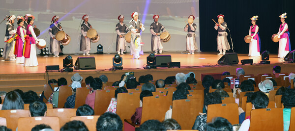 전라일보 주최로 제24회 경로국악 대공연 행사가 열린 9일 전주교육문화회관 대공연장에서 전통그룹 세모와 온무용단원들이 합동 공연을 펼치고 있다./이원철기자