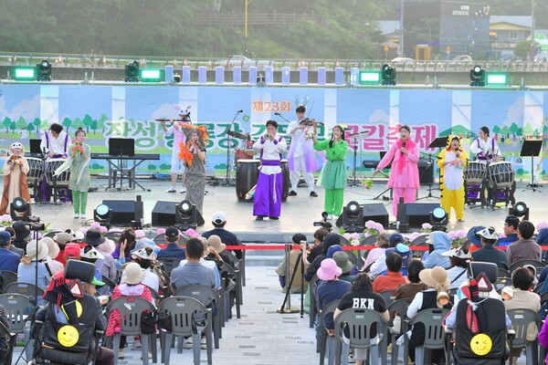 ▲지난 5월 길동무 꽃길축제에서 창극 공연 중인 (사)청강창극단