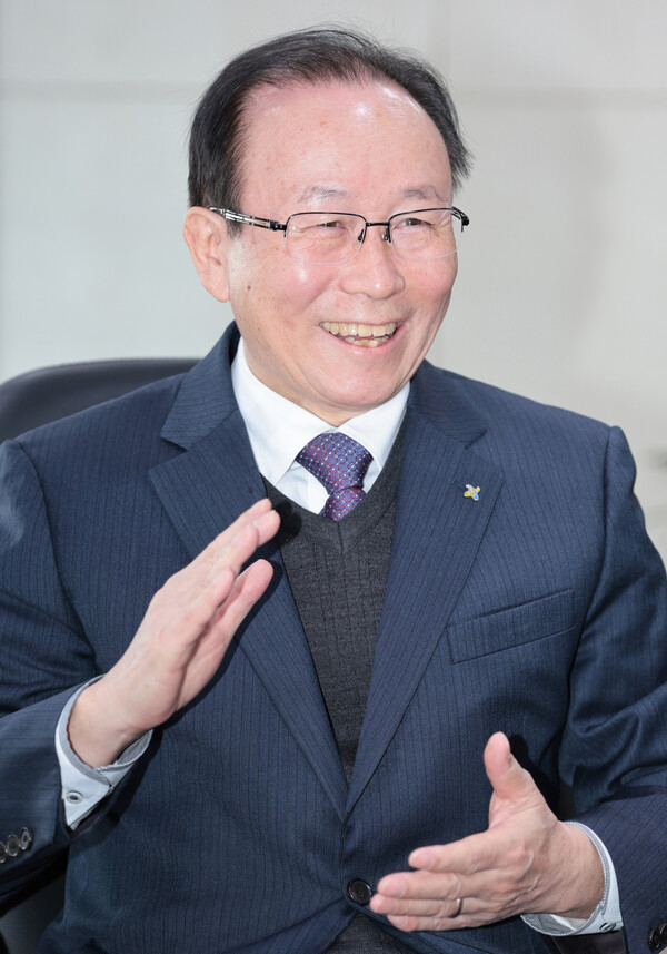 한종관 전북신용보증재단 이사장이 올해 역점을 두고 추진하고 있는 사업을 설명하고 있다./이원철 사진  부장