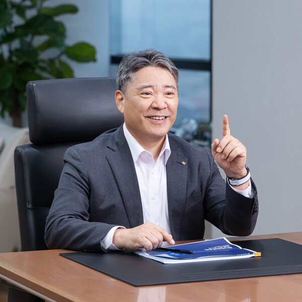 연임에 성공한 백종일 전북은행장이 지난 2년의 성과와 올헤 역점사업 등에 관해 설명하고 있다.