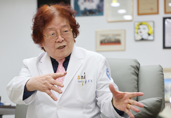 김종준 전주병원·호성전주병원 의료원장이 향후 병원 운영 계획과 목표에 대해 말하고 있다./장경식 기자