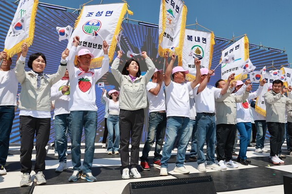 보성군 12개 읍면 보성청년연합회 회장과 읍면장이 함께한 청년연합회발대식이 펼쳐지고 있다.
