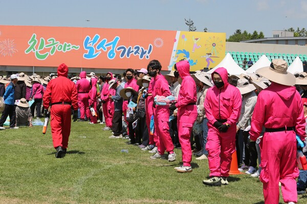 제48회 보성군민의 날을 맞아 전 군민 오징어게임이 진행되고 있다.