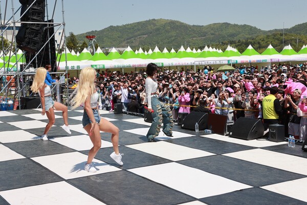 보성통합축제에서 '놀고, 먹고, 즐기자' 워터페스타 효린 공연이 한창이다.