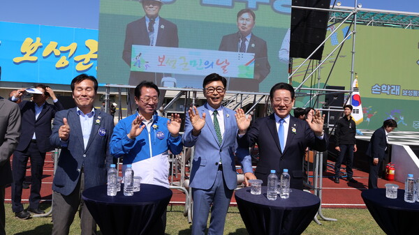 이날 개막식 행사에  (내외귀빈오른쪽부터  김영록 전남도지사,  김철우 보성군수, 문금주··주철현 국회의원 )과 보성군민 및 관광객 등 2만여 명이 참석했다.