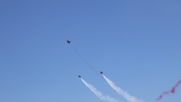 대한민국 공군 특수비행팀 블랙이글스가 개막축하 에어쇼를 펼치고 있다.