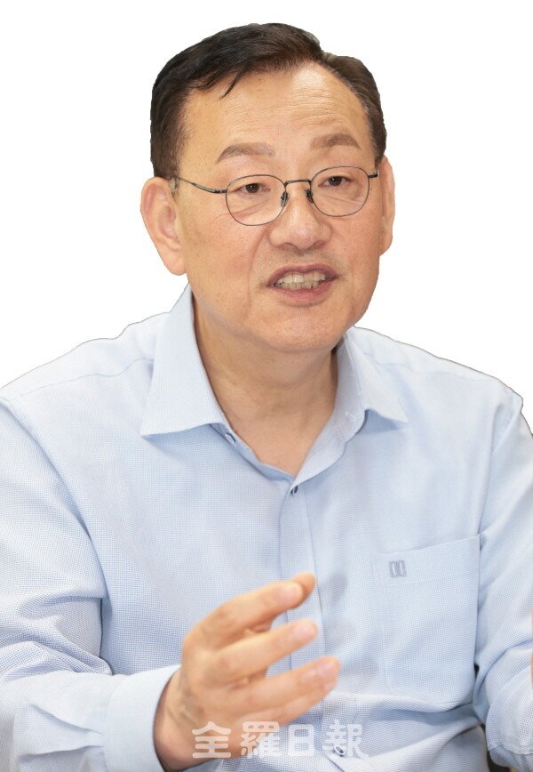 이중희 전북대학교 나노융합공학과 석좌교수가 전라일보와 인터뷰에서 삼양그룹 장학재단 수당재단의 '제34회 수당상' 수상 소감을 밝히고 있다. /이원철기자