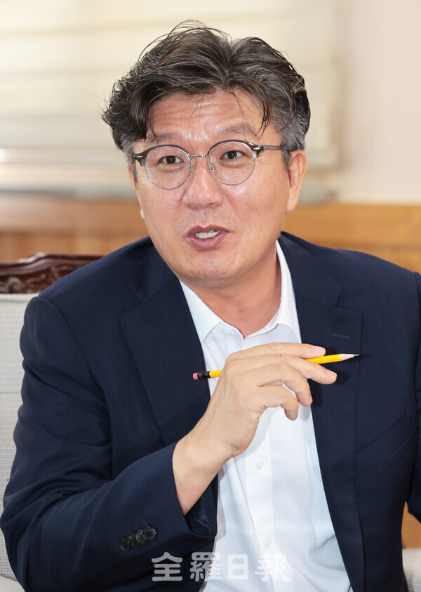 김항수 전북지방조달청장이 취임 소회와 함께 하반기 중점적으로 추진할 사업 방 방향에 대해 설명을 하고 있다. /이원철 기자