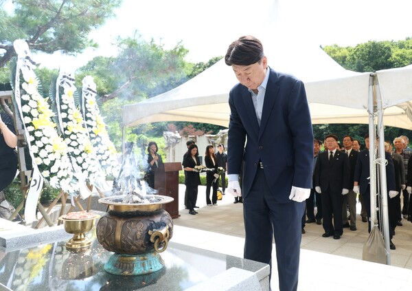 전주시는 15일 제80주년 광복절을 맞아 독립운동추념탑에서 독립운동의 숭고한 뜻을 기리는 참배행사를 진행했다/ 전주시