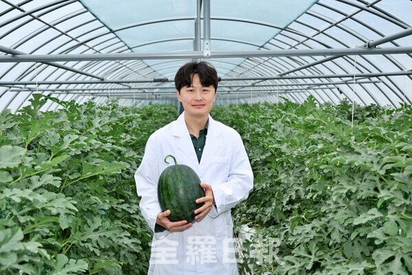 수경재배 씨 없는 수박들고 환하게 웃는 정주형 농업연구사.