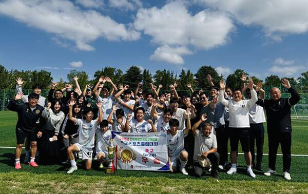 전북유니텍고등학교 축구부 선수들과 장수군 축구협회 관계자들이 우승을 자축하고 있다.