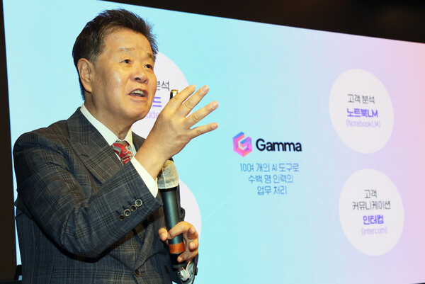 전라포럼 제17주차 강연이 지난 25일 전주 그랜드힐스턴 호텔에서 김광호 콤비마케팅 연구원이  'AI 대변환 격변기,Pivoting이 기업성공전략'을 주제로 강연을 하고 있다.