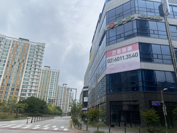 전주 만성동 아파트 입구에 건물이 통째로 매매에 나와잇다.